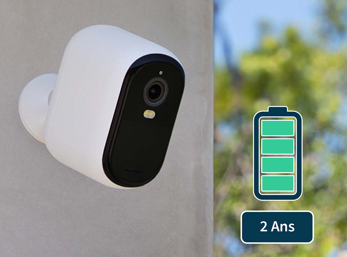   Une caméra Arlo montée sur un mur représente une batterie 4 fois plus longue durée jusqu'à 2 ans