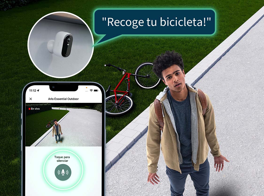 La cámara capta a un niño con su bicicleta tirada en el césped y un audio bidireccional de una cámara de seguridad muestra que le piden que la recoja.