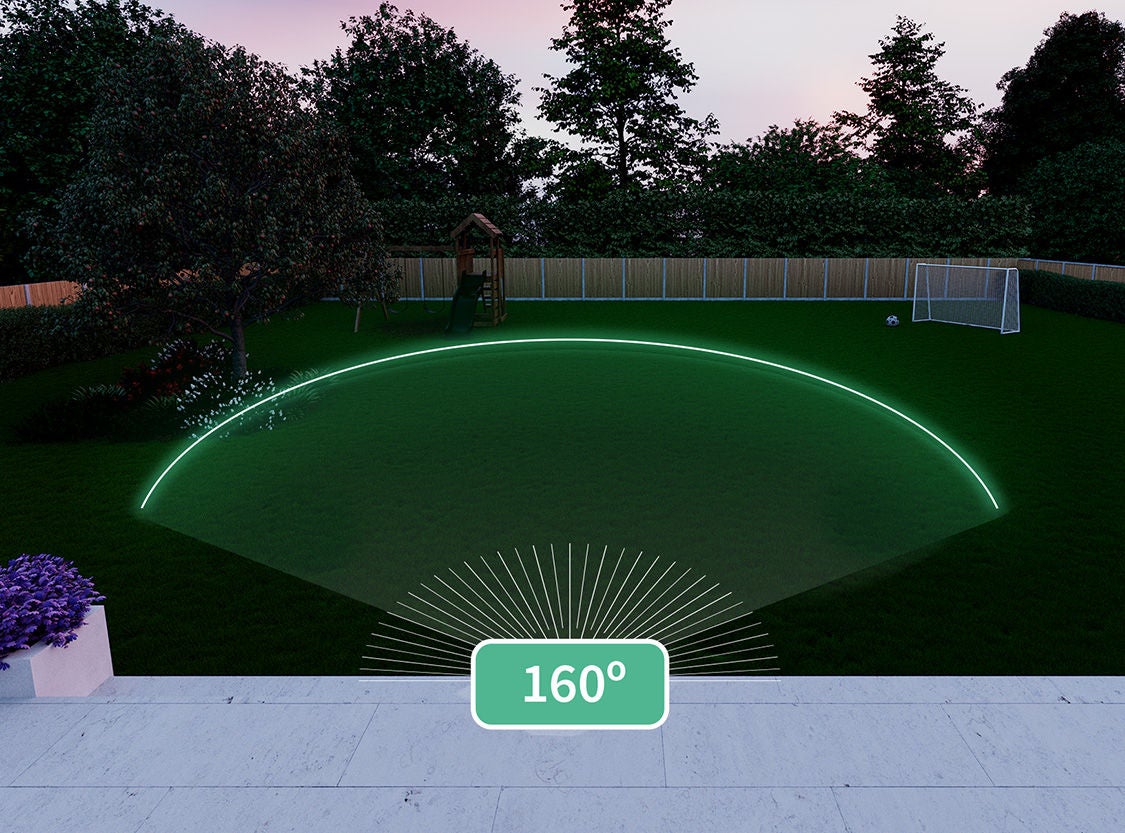  Der Garten eines Hauses mit einem Effekt, der das 160°-Sichtfeld der Überwachungskamera zeigt