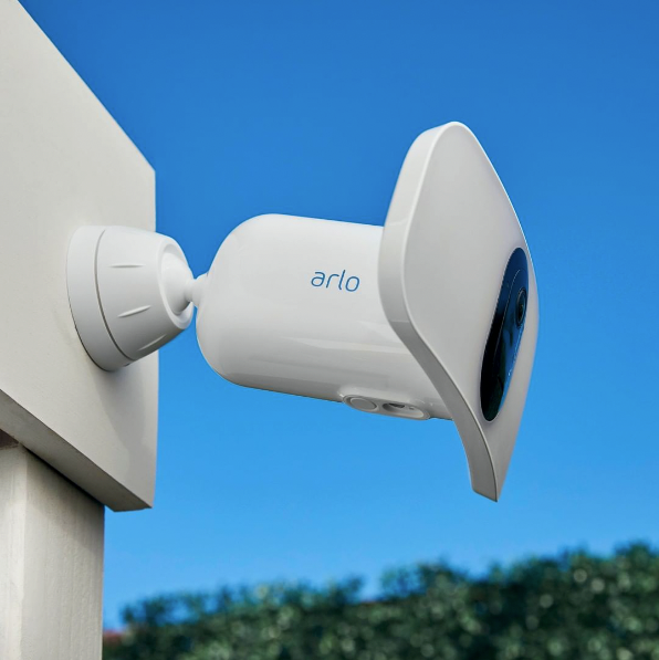 Lien sur une publication Instagram montrant la caméra de sécurité Arlo Floodlight fixée contre un mur