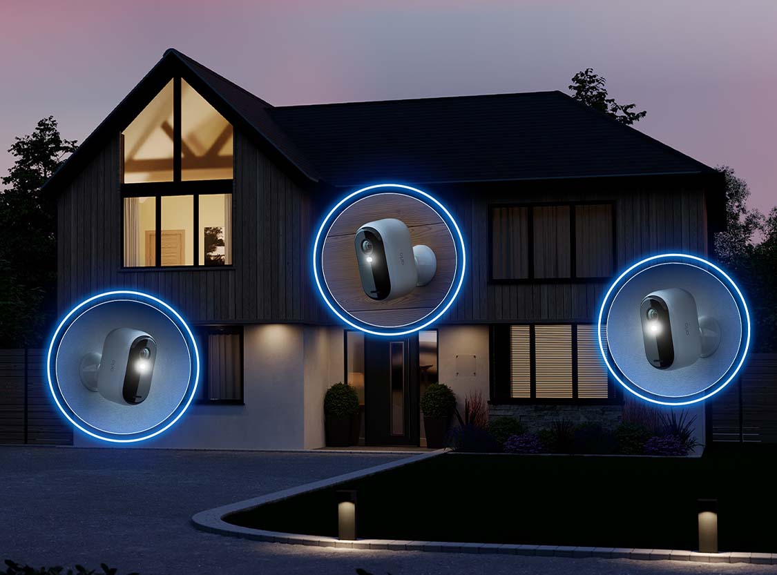 Una casa de noche con 3 cámaras Arlo configuradas para protección adicional